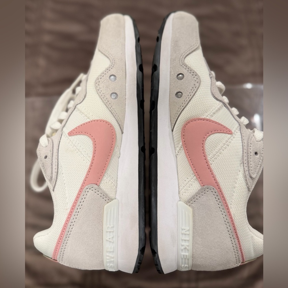 Nike Women's sz 7 Cream and Pink Sneakers - Picture 3 of 6